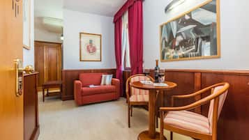 Minibar, coffres-forts dans les chambres, rideaux occultants