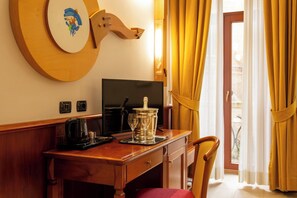 Executive Room | Minibar, in-room safe, blackout drapes, soundproofing