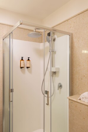 Executive Room | Bathroom | Shower, designer toiletries, hair dryer, slippers
