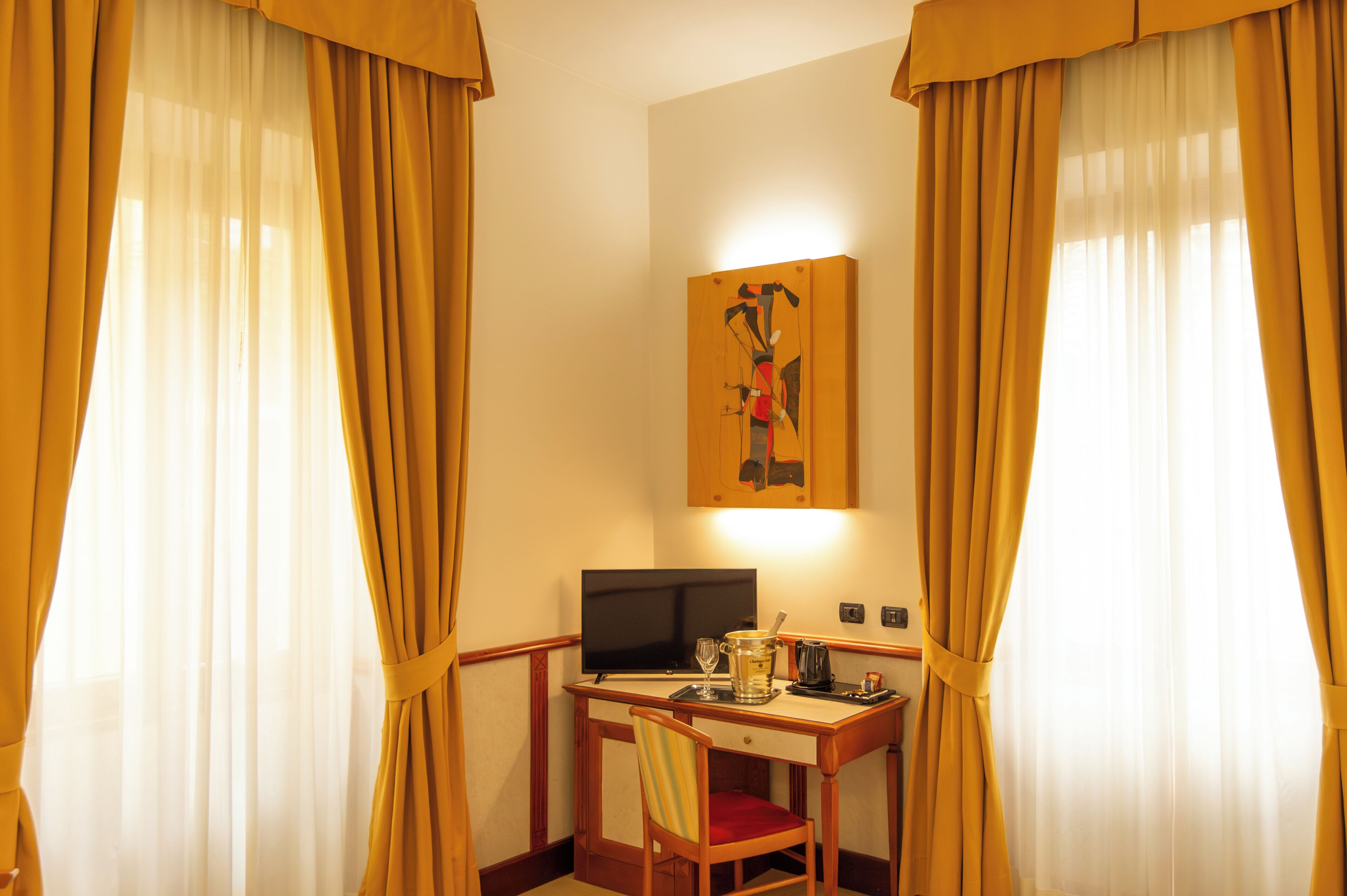 Standaard tweepersoonskamer | Een minibar, een kluis op de kamer, verduisterende gordijnen