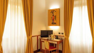 Standaard tweepersoonskamer | Een minibar, een kluis op de kamer, verduisterende gordijnen