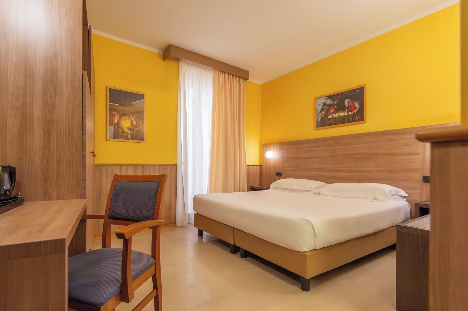 Habitació doble, edifici annex | Minibar, caixa forta a l'habitació i cortines opaques 