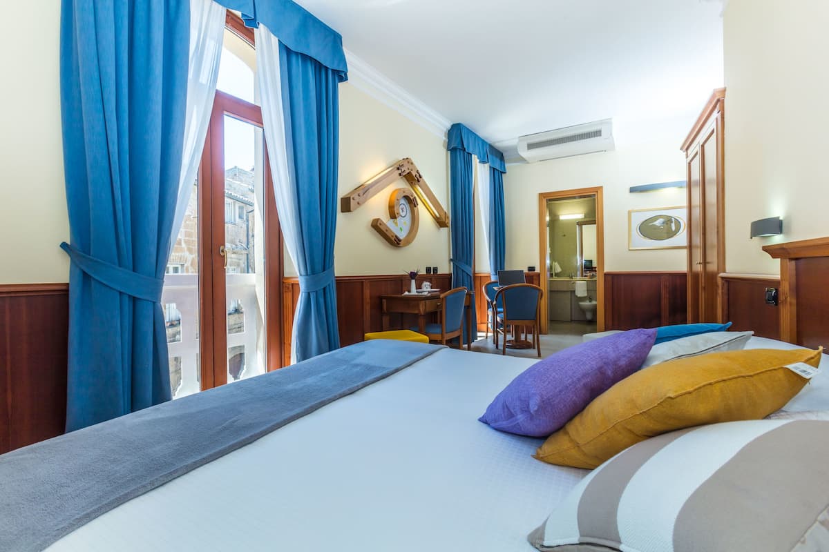 Junior suite | 1 slaapkamer, een minibar, een kluis op de kamer