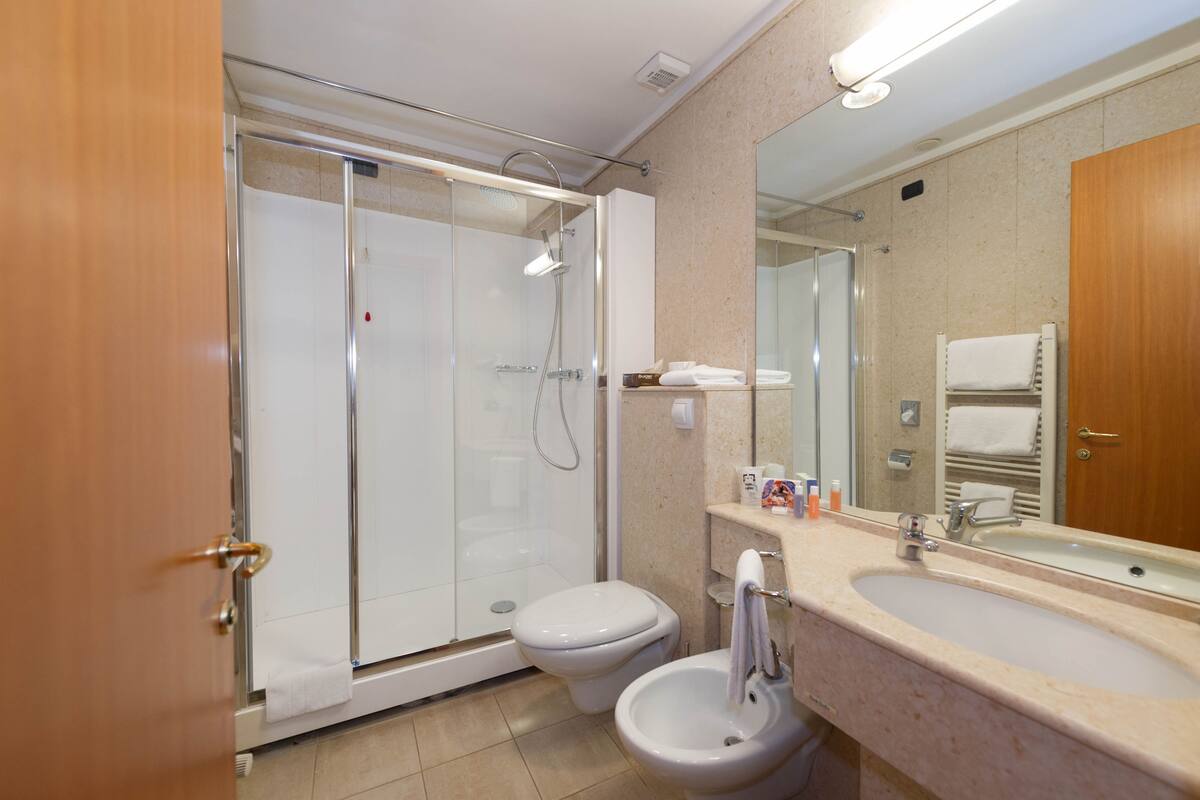 combined shower/bathtub, rainfall showerhead, designer toiletries