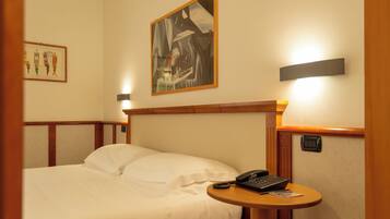 Standaard tweepersoonskamer | Een minibar, een kluis op de kamer, verduisterende gordijnen