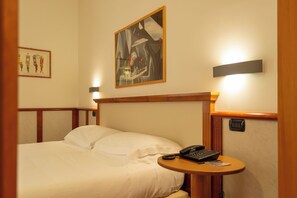 标准双人房 | 迷你吧、客房内保险箱、遮光窗帘、隔音