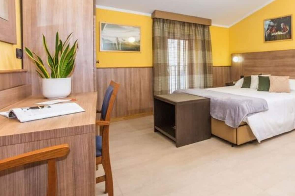 Tweepersoonskamer, bijgebouw | 1 slaapkamer, een minibar, een kluis op de kamer