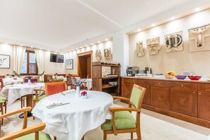 Morgenmadsbuffet hver dag (10 EUR pr. person)