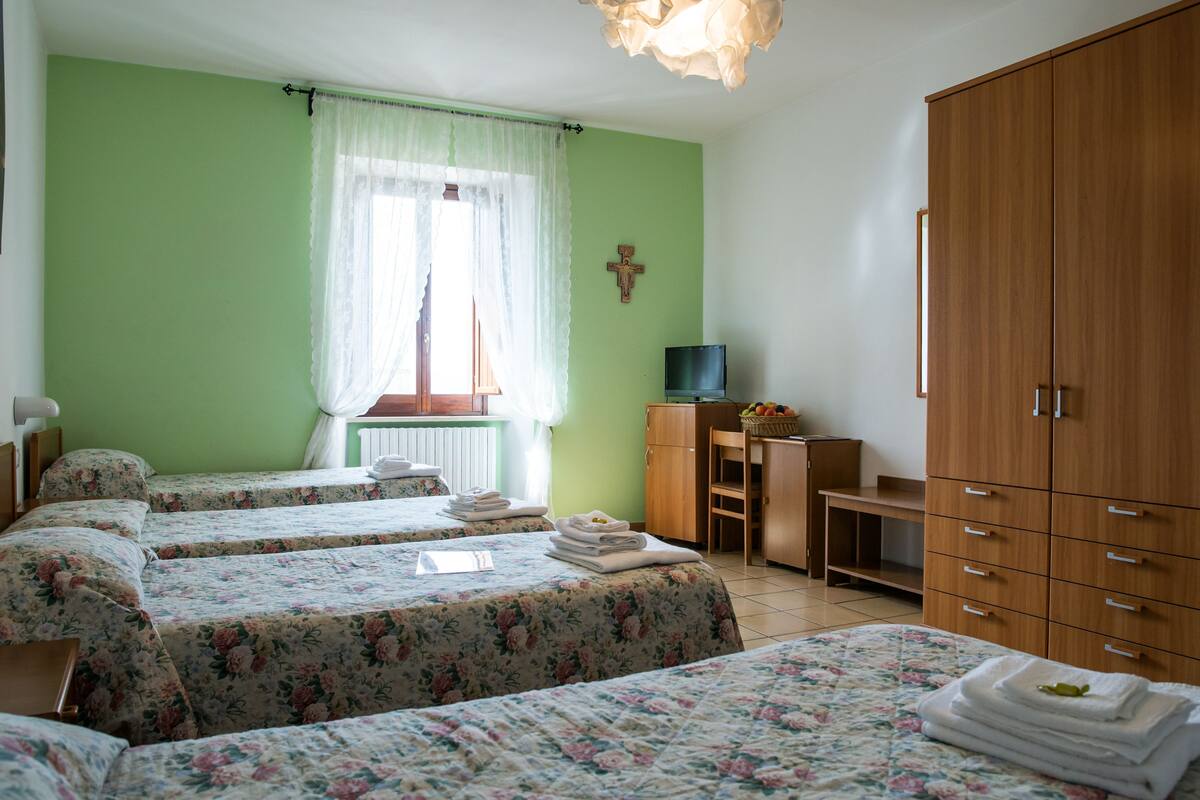 Quadruple Room | Desk, free WiFi