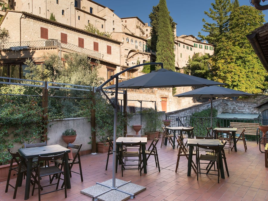 Serveert lunch en diner, lokale gerechten