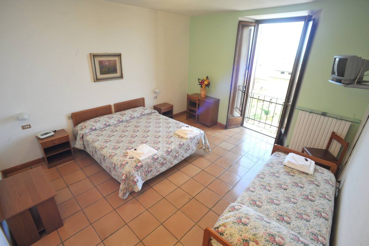 Triple Room | Desk, free WiFi