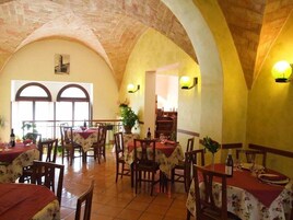 Se sirven almuerzos y cenas, cocina local