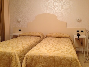 Standard-Doppel- oder -Zweibettzimmer | Kostenloses WLAN, Bettwäsche