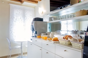 Tägliches Frühstücksbuffet (12.5 EUR pro Person)