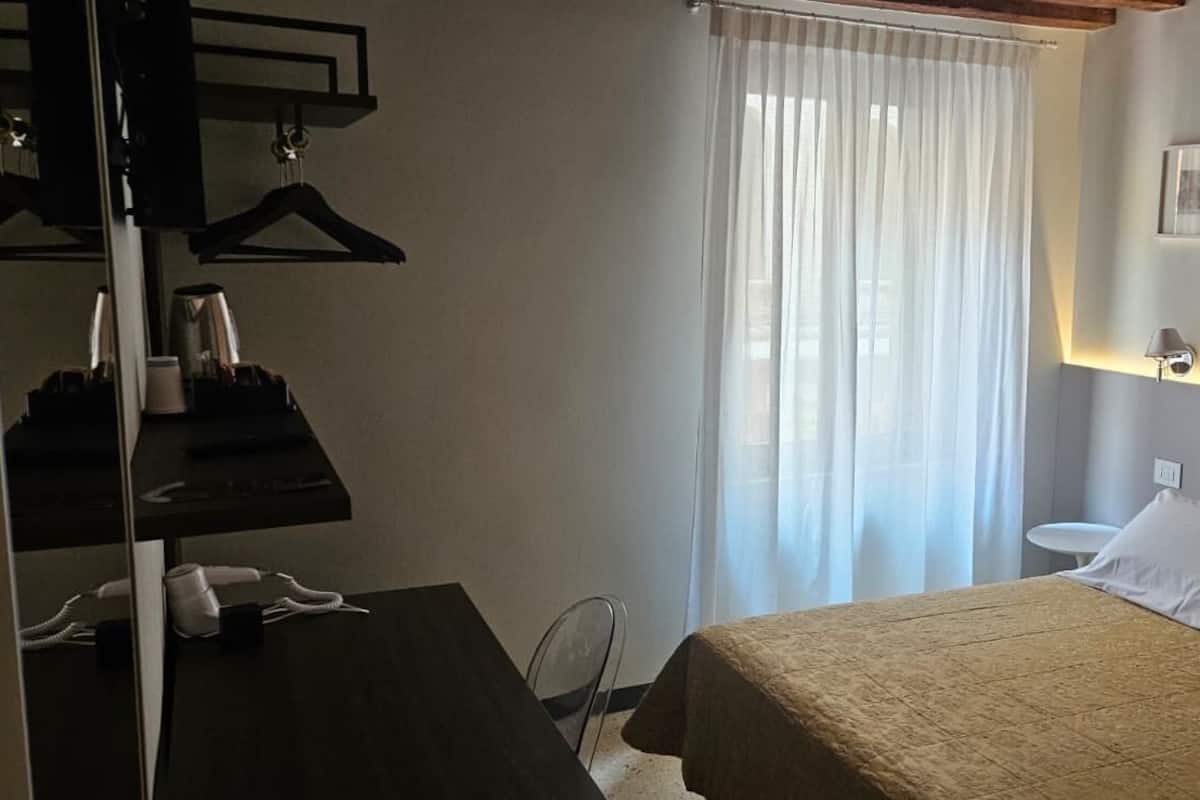 Quarto casal standard | Edredons de pluma, escrivaninha, Wi-Fi de cortesia, roupa de cama