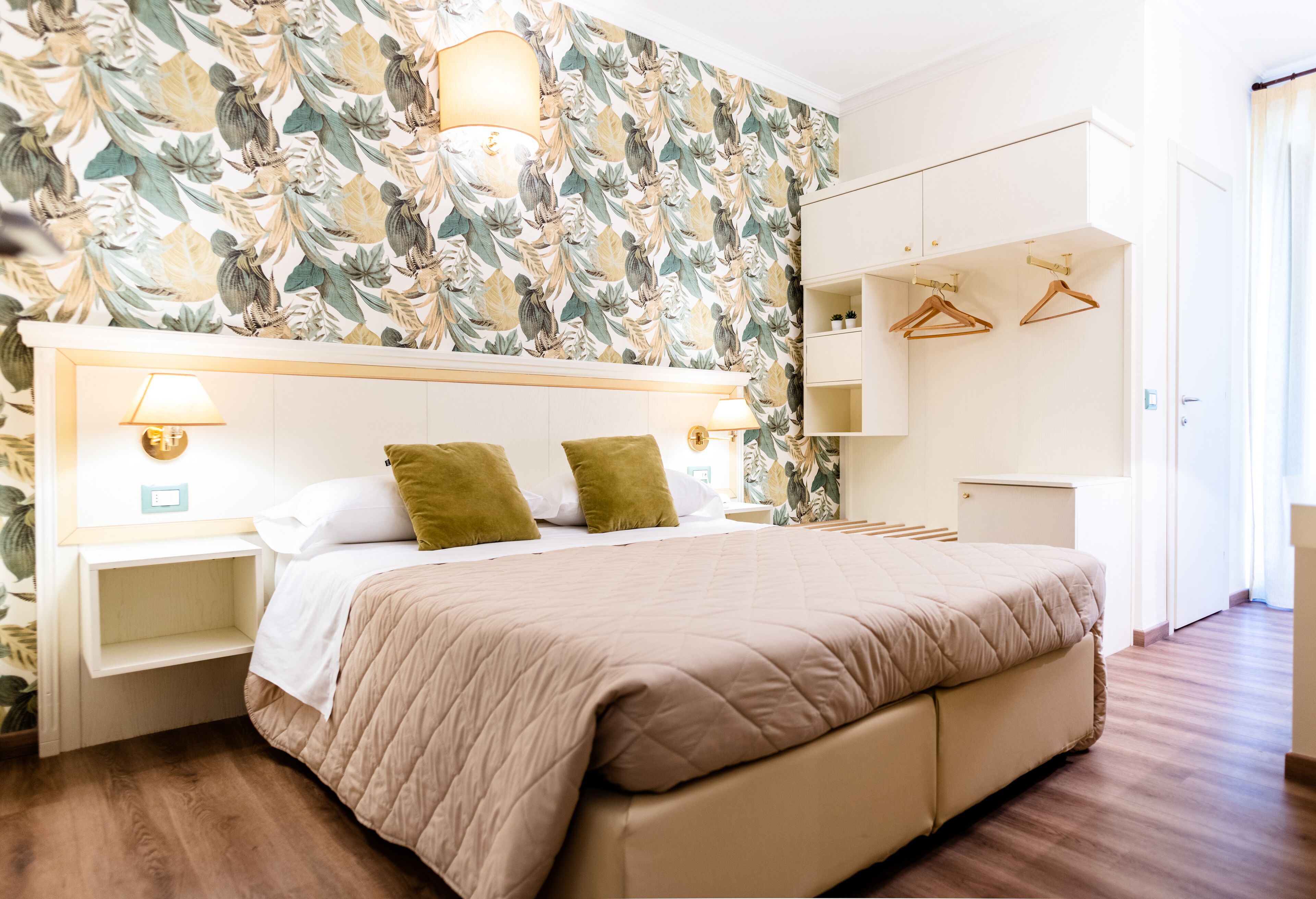 double room | 1 bedroom, minibar, in-room safe, desk