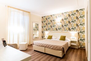 Minibar, caja de seguridad en la habitación y escritorio