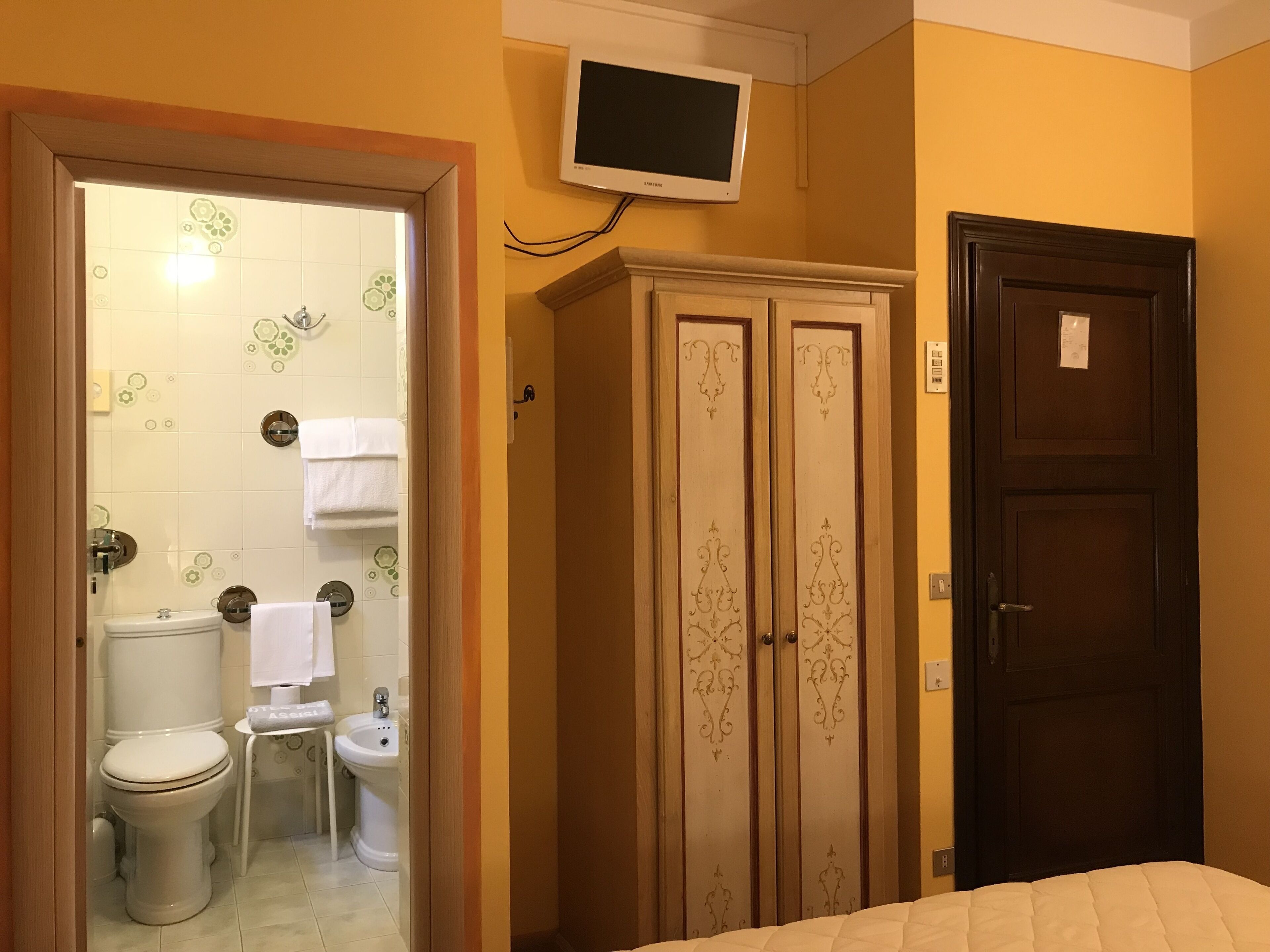 basic room | bathroom | shower, rainfall showerhead, free toiletries, hair dryer