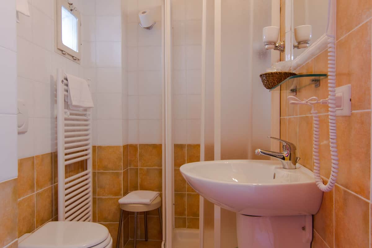 shower, rainfall showerhead, free toiletries, hair dryer