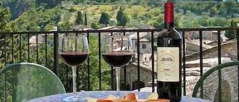 Breakfast, lunch, dinner served; Italian cuisine