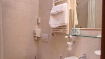 Duschwanne, kostenlose Toilettenartikel, Haartrockner, Handtücher