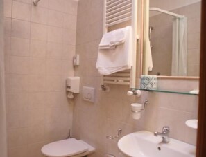 Combined shower/bathtub, free toiletries, hair dryer, towels - La Rocca (Assisi)