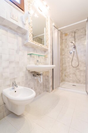 Shower, free toiletries, hair dryer, bathrobes - Hotel San Rufino (Assisi)