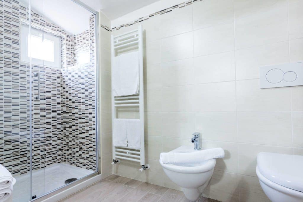 standard double room | bathroom | shower, free toiletries, hair dryer, bidet