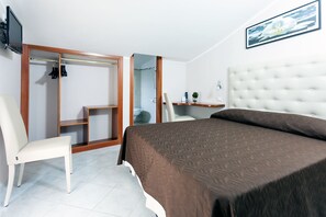 A hotel room with a bed, a chair, a desk, and a wardrobe. - Hotel San Giacomo (Assisi)