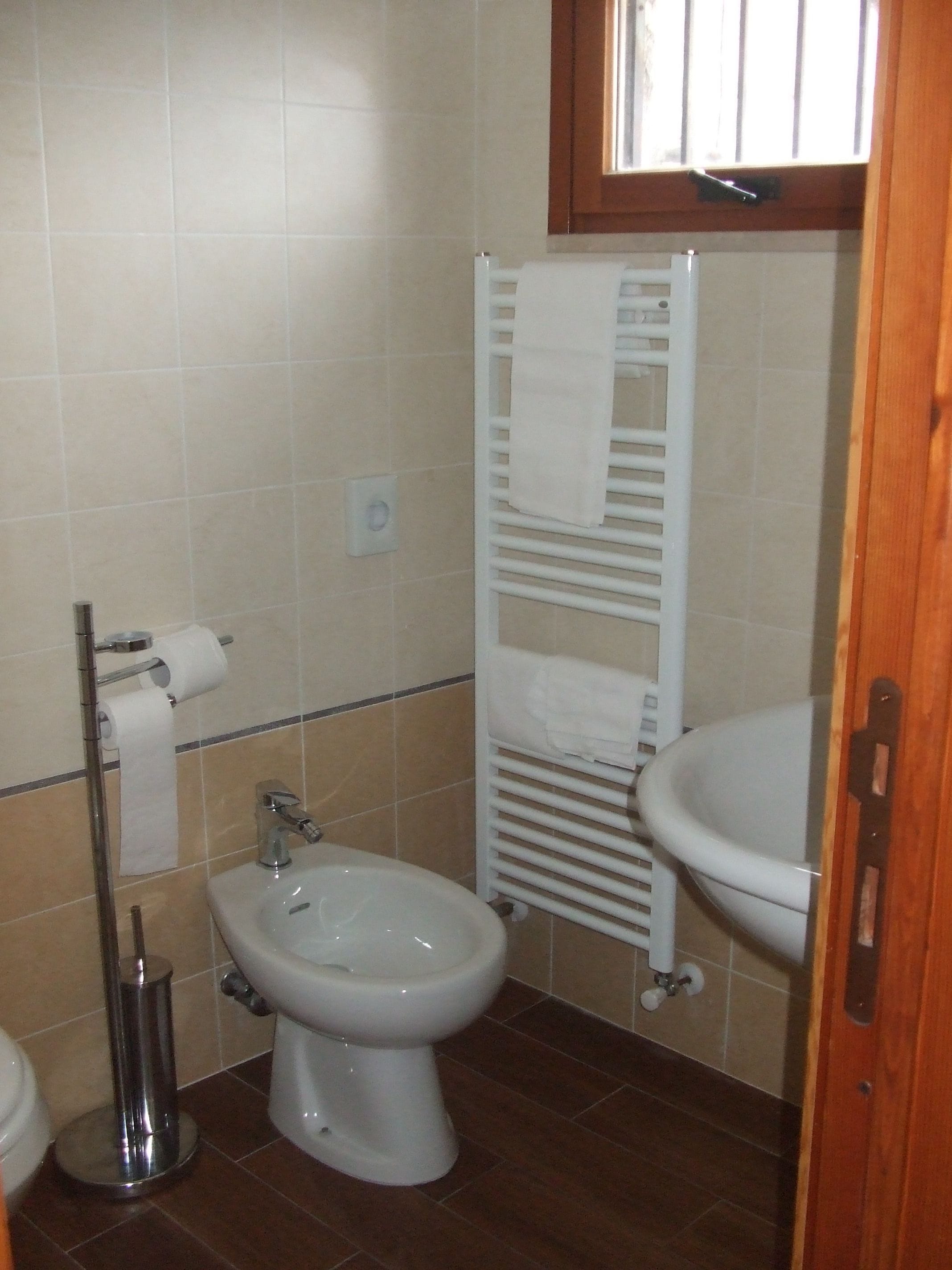 standard double room | bathroom | shower, free toiletries, hair dryer, bidet