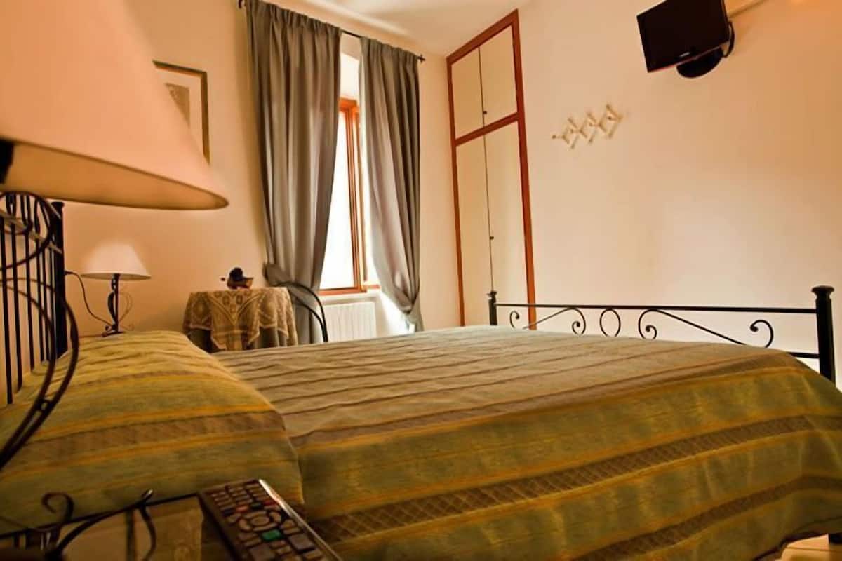 Tripla Standard | Biancheria da letto di alta qualità, una cassaforte in camera