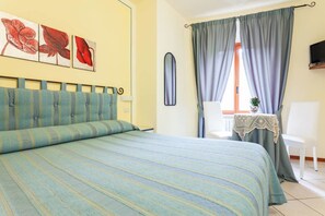 Ropa de cama de alta calidad y caja de seguridad en la habitación 