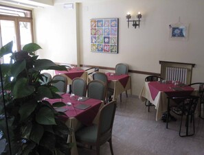 Tägliches kontinentales Frühstück gegen Gebühr