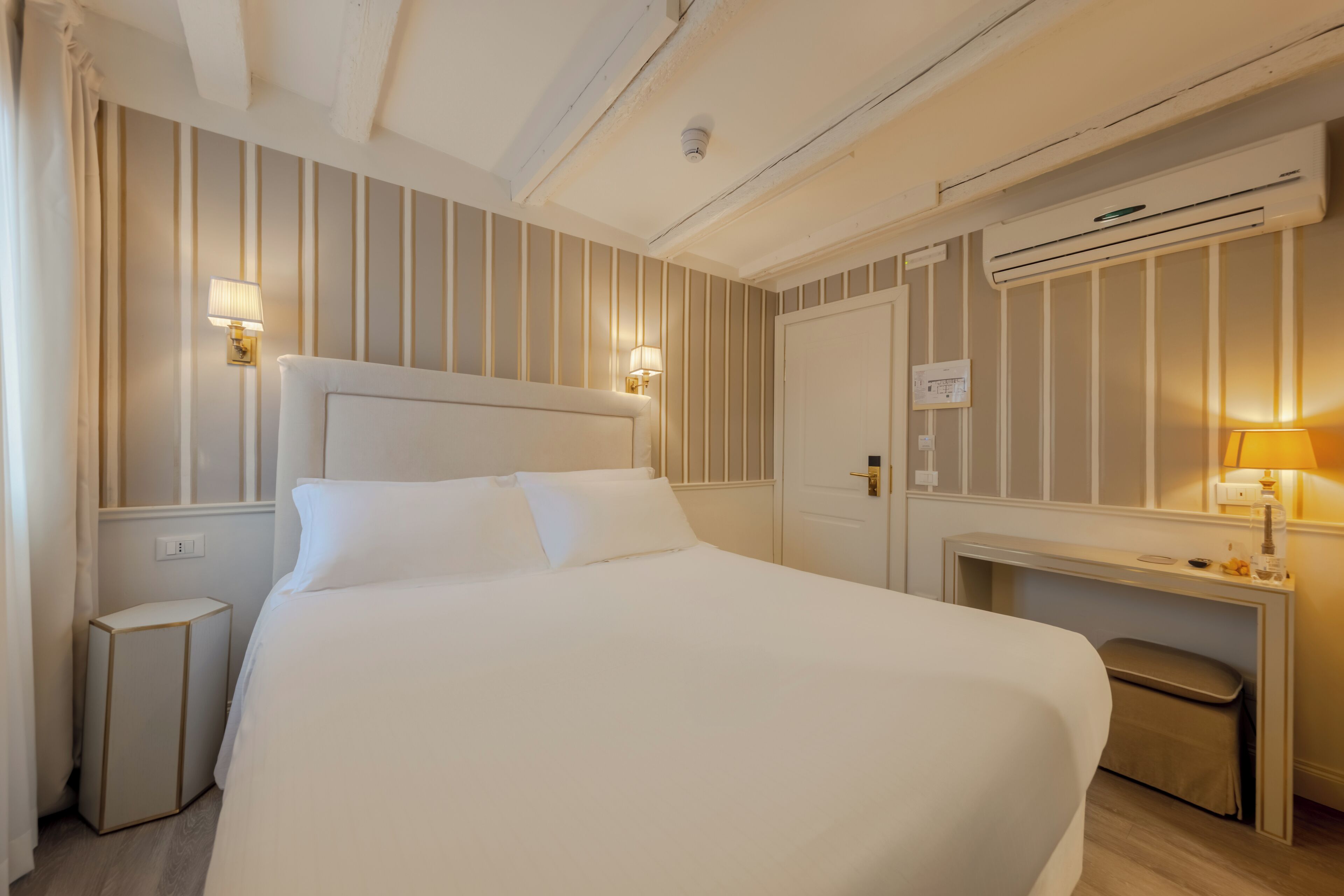 standard double room, 1 double bed | minibar, in-room safe, desk, free wifi