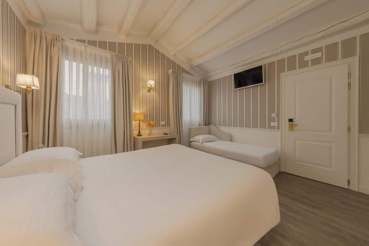 Triple Room | Minibar, in-room safe, desk, free WiFi