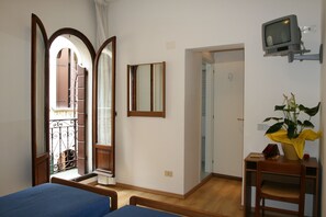 Couette en duvet d'oie, coffres-forts dans les chambres, bureau