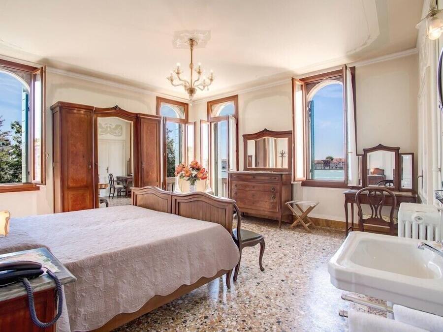Double Room, Shared Bathroom, Canal View | Down comforters, in-room safe, desk, bed sheets