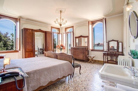 Camera doppia, bagno condiviso, vista canale | Copriletto in piuma, una cassaforte in camera, una scrivania, lenzuola. Pensione Seguso