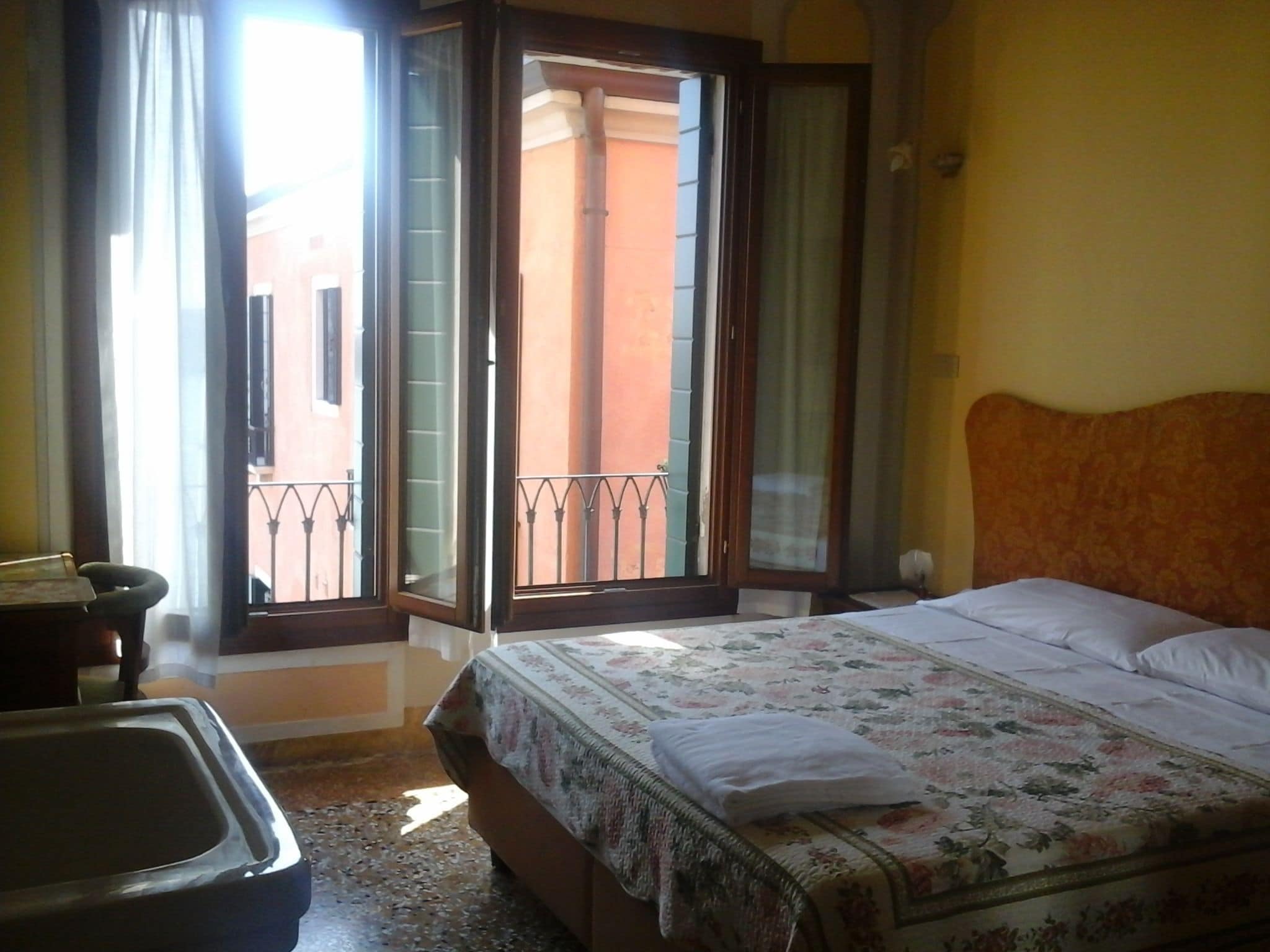 double room, shared bathroom, canal view | down duvets, in-room safe, desk, bed sheets