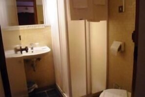 Habitación con 1 cama doble o 2 individuales, baño privado | Baño | Secador de pelo