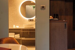 Double room Charming with 1 Sofa Bed | Bathroom | Free toiletries, hair dryer, bidet, towels - Hotel Campiello (Venice)