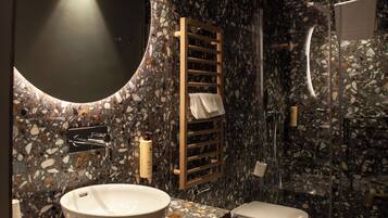Superior Double Room (with extra bed) | Bathroom
