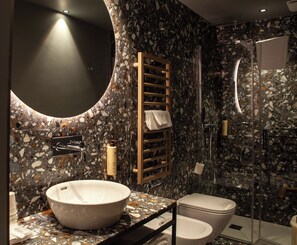 Artículos de tocador gratuitos, secador de pelo, bidet, toallas