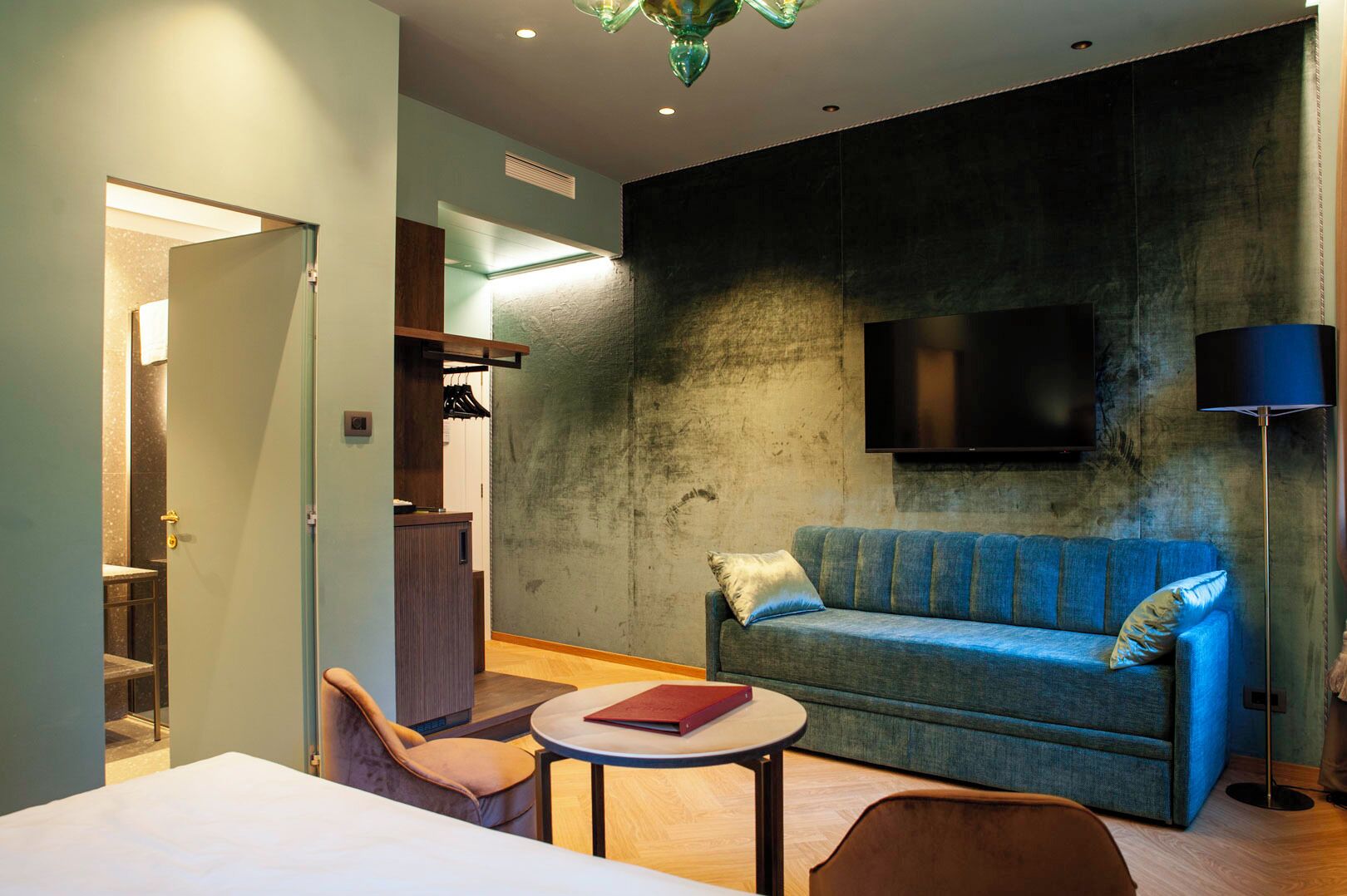 double room charming with 1 sofa bed | in-room safe, individually decorated, individually furnished, free wifi