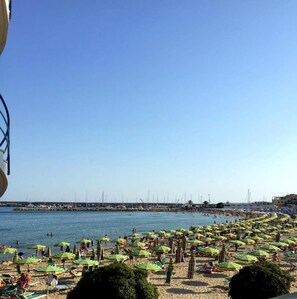 Una spiaggia nelle vicinanze