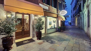 A hotel entrance with a sign reading "Calle de la Pescaria" and "TESON." - Hotel Al Nuovo Teson (Venice)