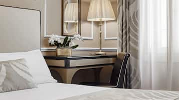 Copriletto in piuma, minibar, una cassaforte in camera, una scrivania