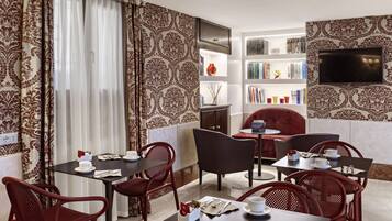 Café da manhã com buffet todos os dias (EUR 15 por pessoa)