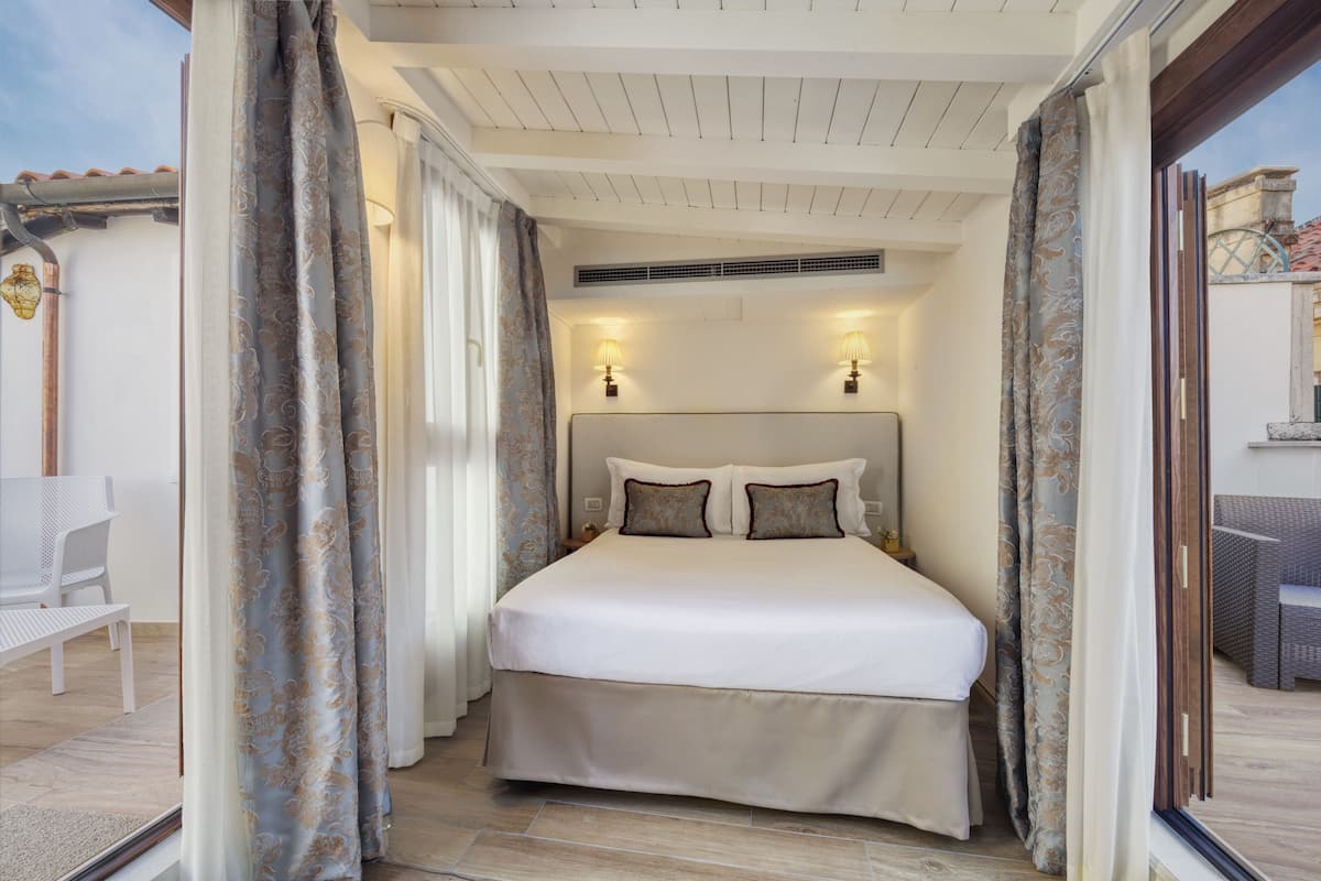 Classic Room, Annex Building | Down duvets, minibar, in-room safe, desk
