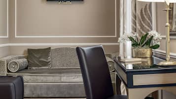 Vierbettzimmer | Daunenbettdecken, Minibar, Zimmersafe, Schreibtisch